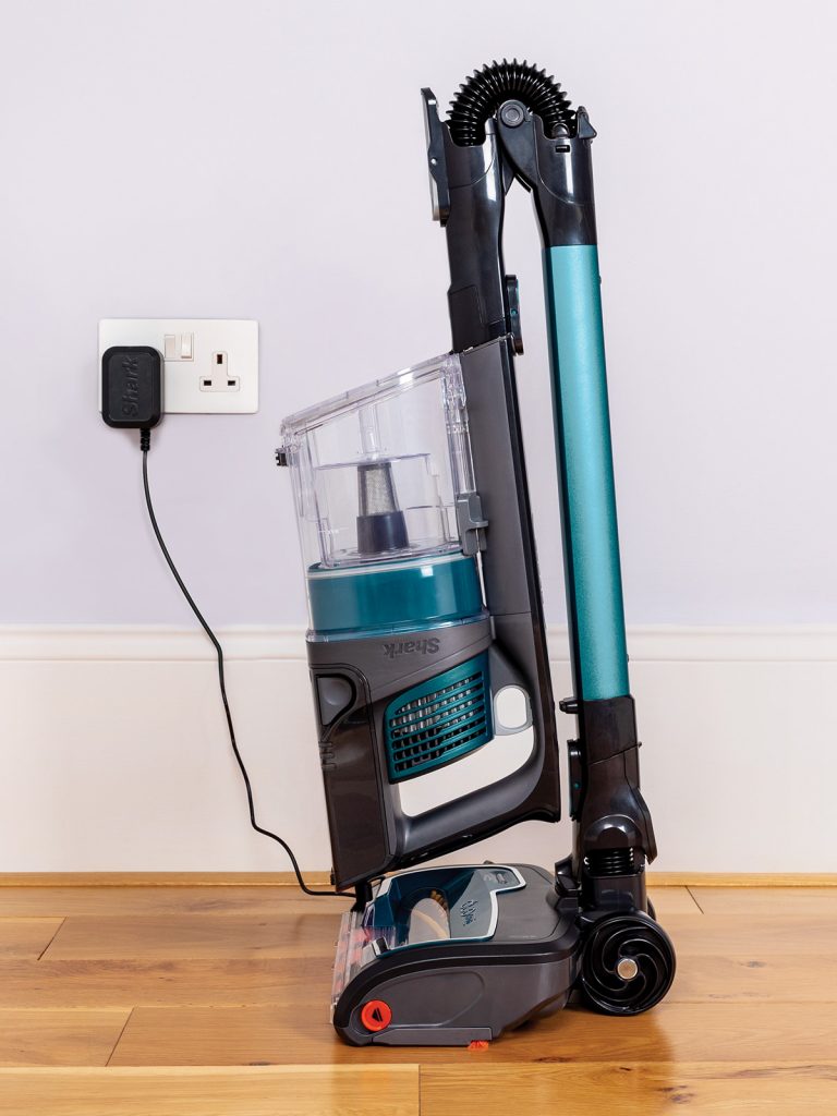 SHARK-features-IZ201EUT-parked-charging