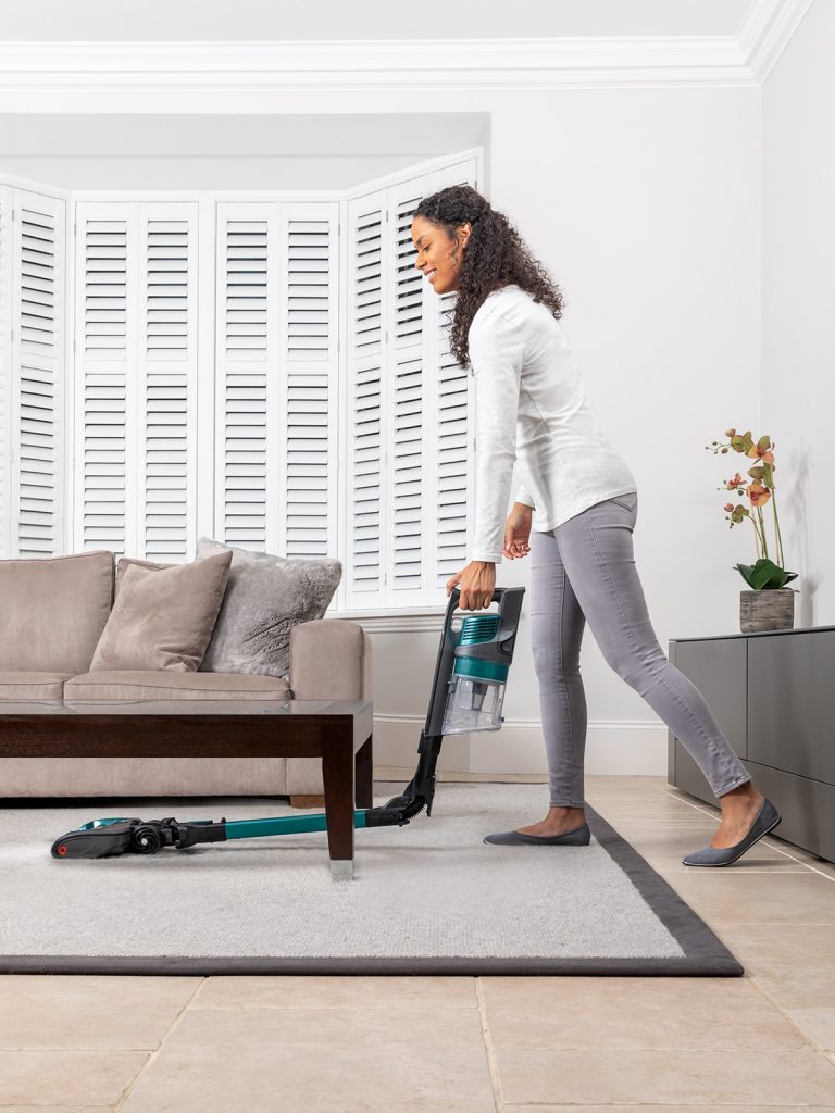 SHARK-features-IZ201EUT-under-furniture